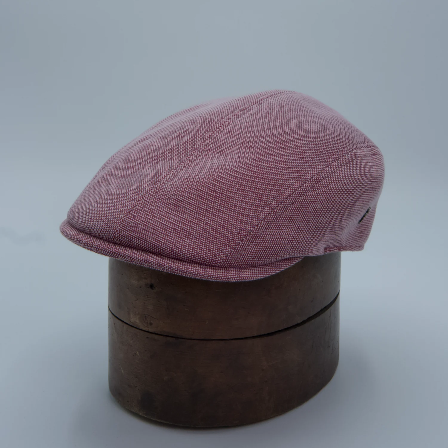 Casquette plate étroite, en piqué framboise, de la marque City Sport, côté