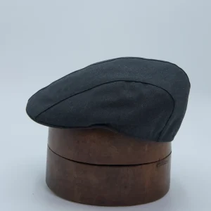 Smalle flat cap in een zwarte kleur, gemaakt van zomer wol door merk Portaluri thumbnail.