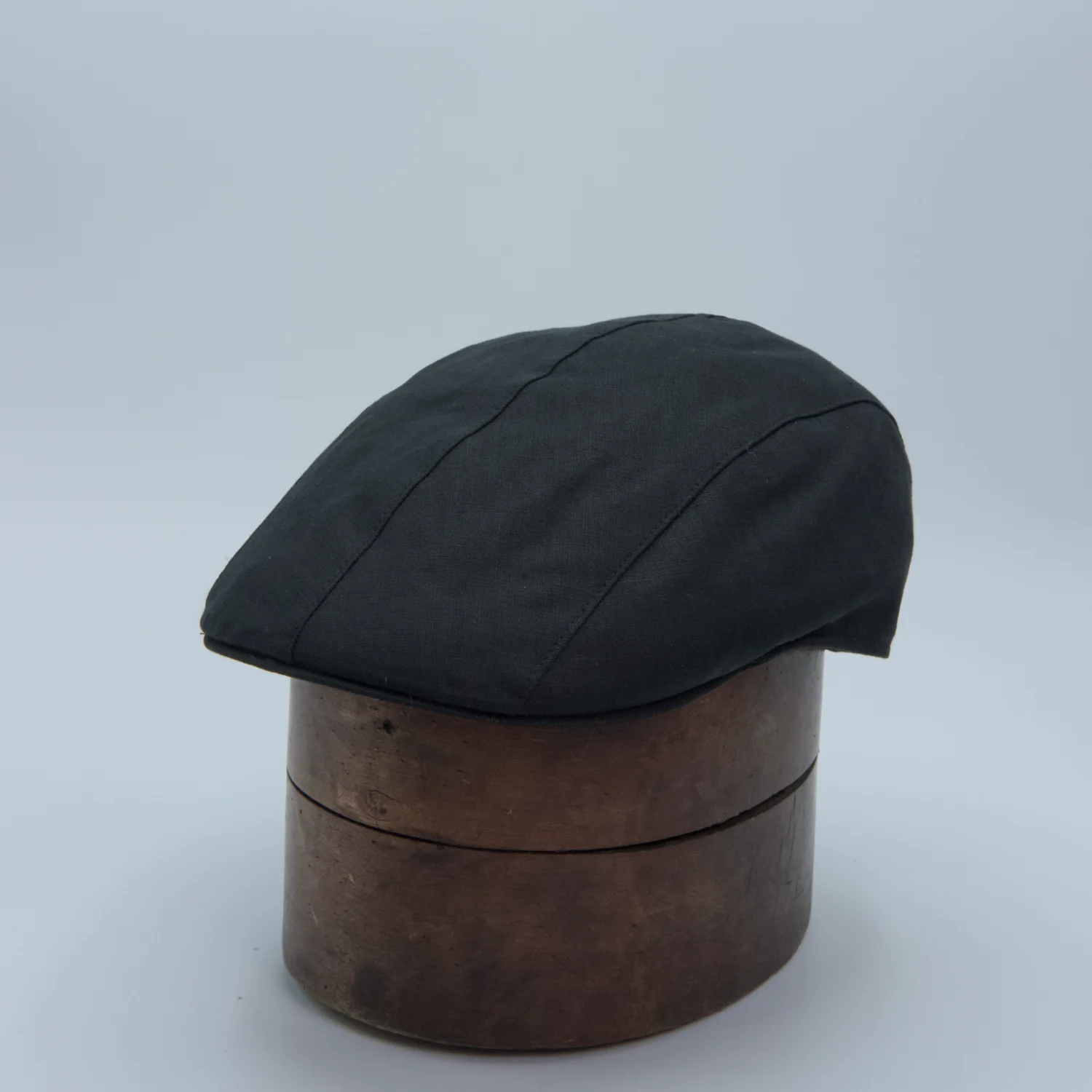 Casquette plate étroite noire, en lin de la marque Portaluri, côté