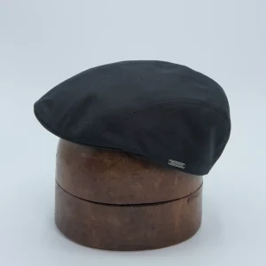 Smalle flatcap gemaakt uit katoen in een zzwarte kleur. Geplaatst op een malle.