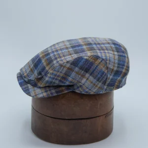Casquette plate en mélange lin et laine multicolore à carreaux gris, bleus et bruns, présentée sur une tête de présentation.