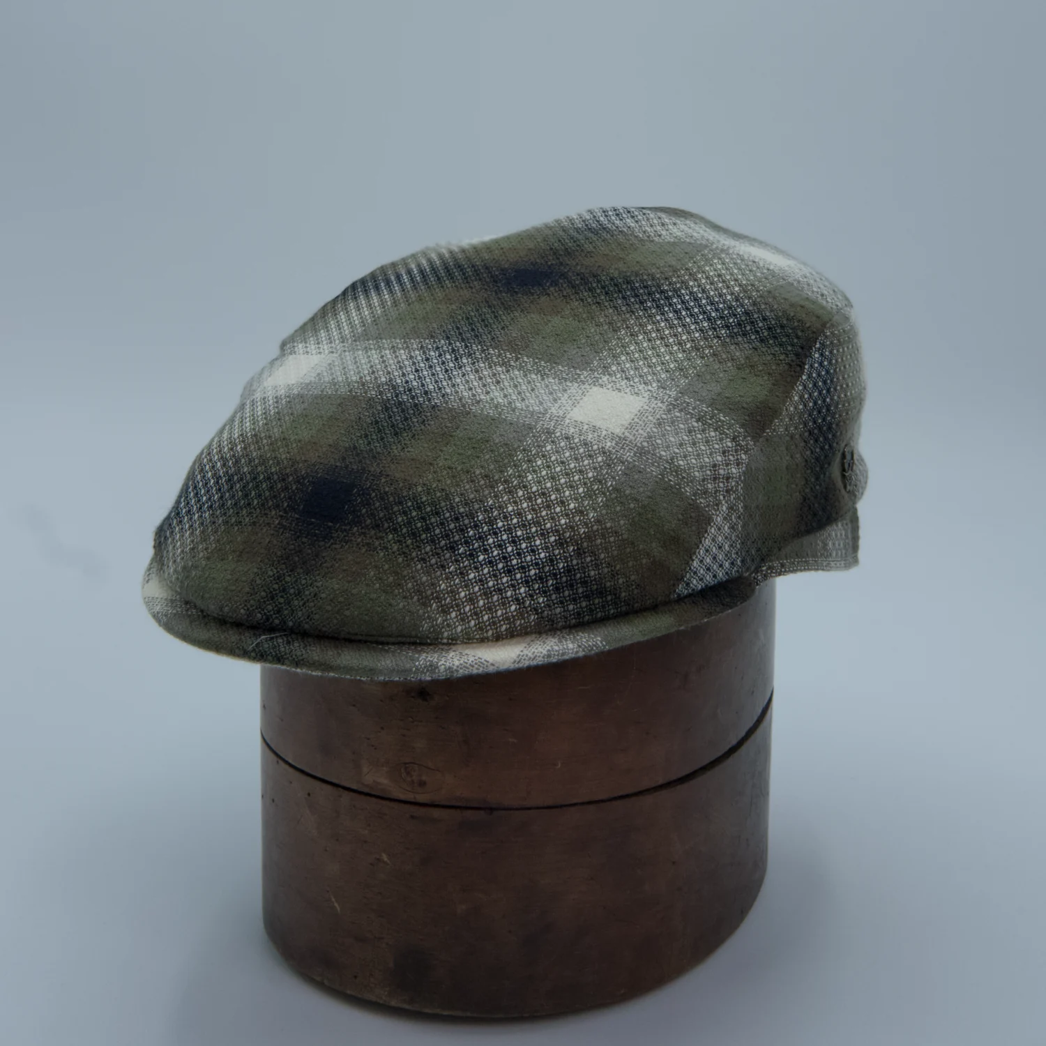 The handler casquette plate à carreaux verts City Sport – Image 2