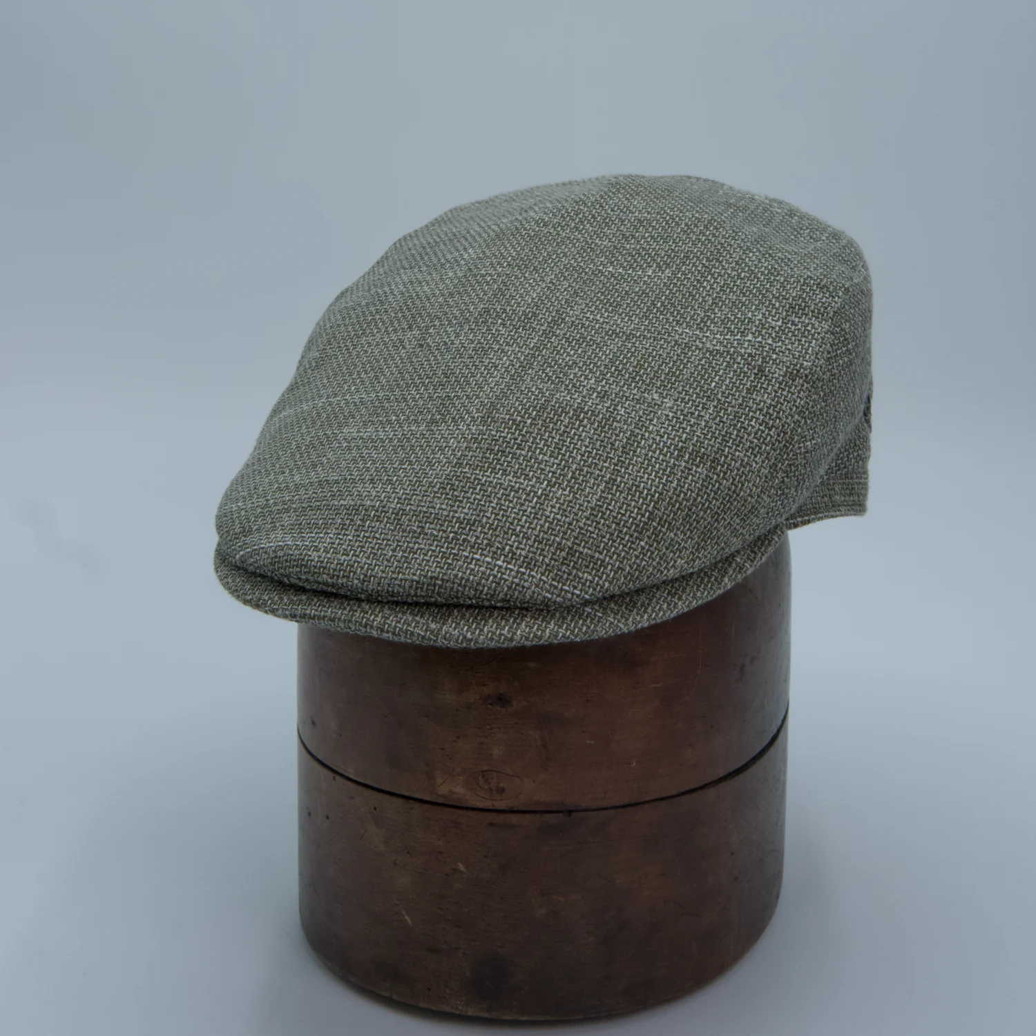 Casquette plate en lin texturé vert de la marque City Sport, côté.