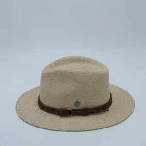 Chapeau panama, forme décontractée en paille naturelle foncée, à ruban en cuir.
