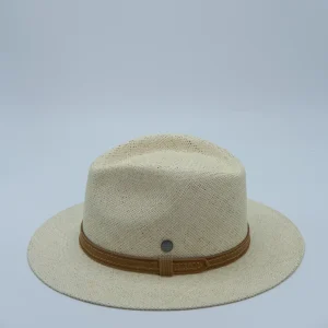 Chapeau panama. Forme décontractée en paille naturelle, à ruban en cuir brun moka.