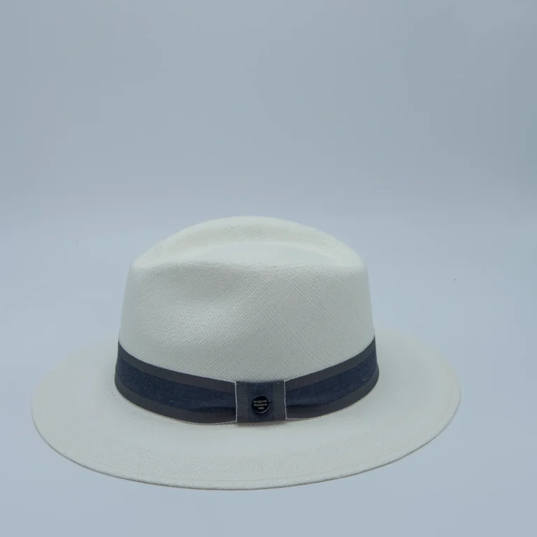 Witte Panama-hoed met een brede hoedrand in een casual model en grijsblauwe hoofdband.