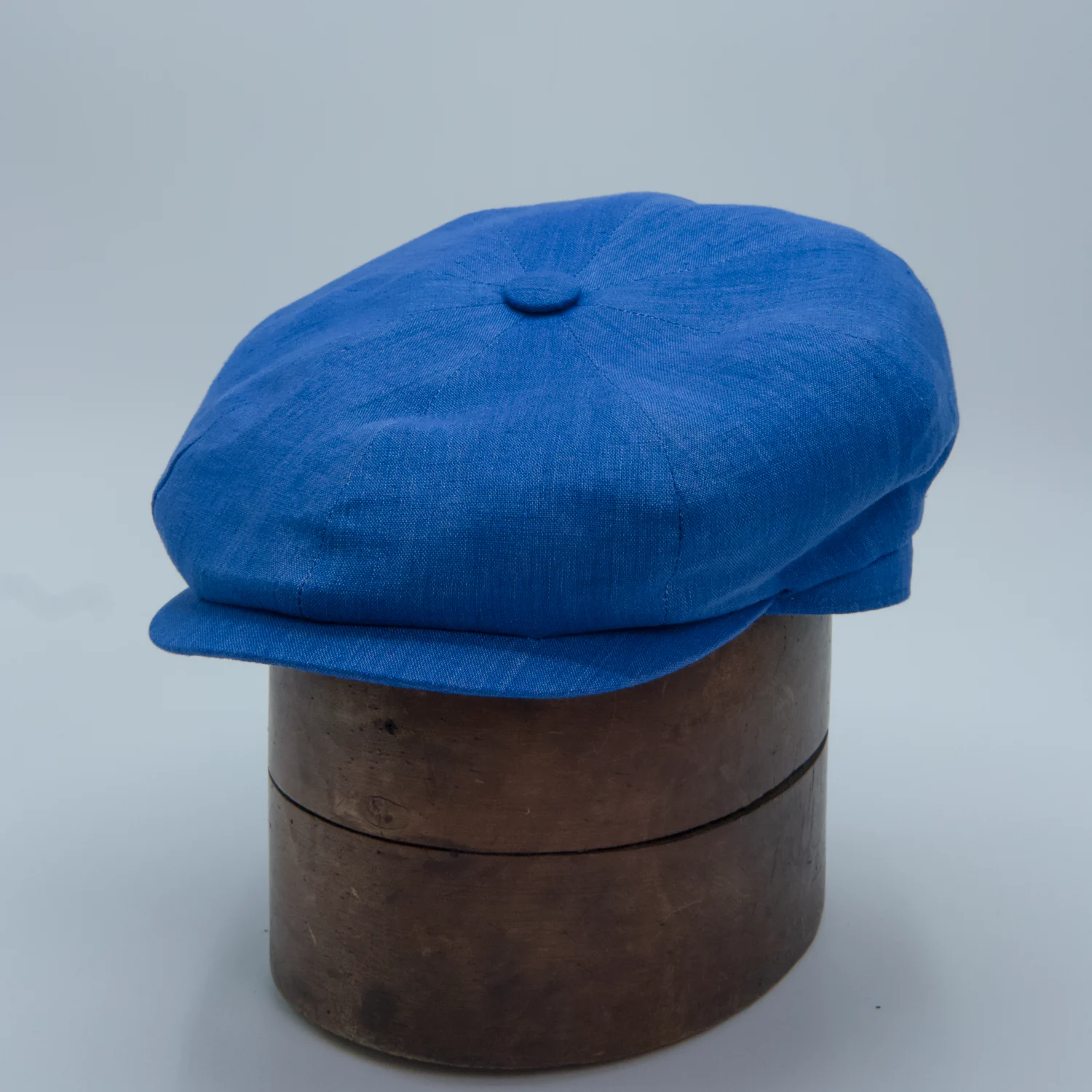 Casquette newspaper boy en lin bleu de la marque City Sport, côté.