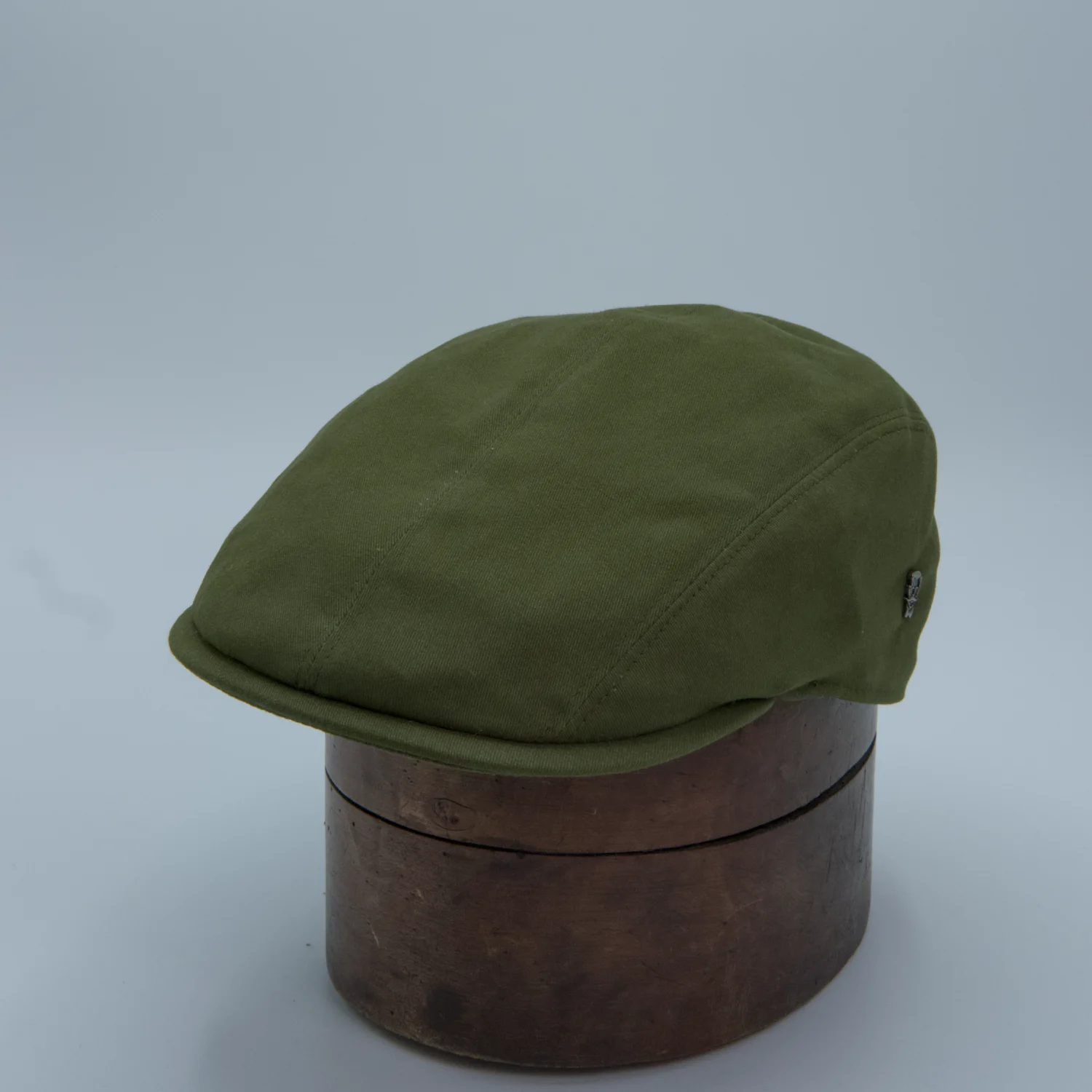 Casquette plate étroite en coton brossé vert de la marque City Sport, côté.