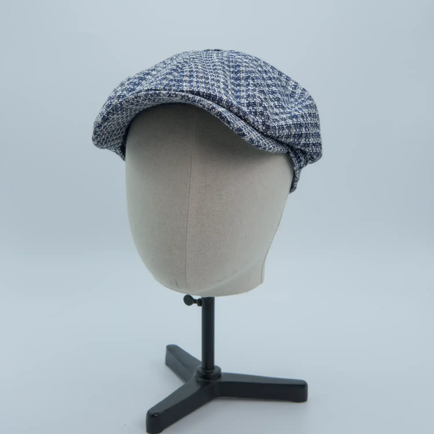 Casquette newspaper boy à carreaux blancs et bleus sur une tête de mannequin, de la marque Wigéns.