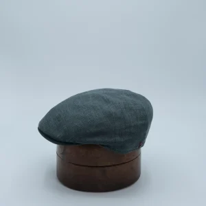 Casquette plate vert cendré, en tissu Zegna premium, présentée sur une tête de présentation