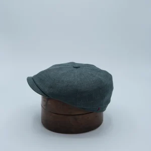 Casquette newspaper boy vert cendré, en tissu Zegna premium, présentée sur une tête de présentation