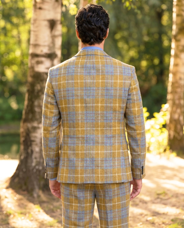 Wellington of Bilmore herringbone blazer amber ruit geposeerd met model achterkant