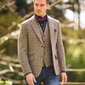 Blazer Wellington of Bilmore en Harris tweed noyer, porté par un mannequin, avant