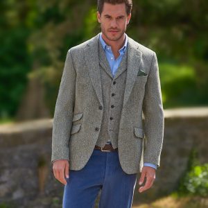 Gilet en tweed multi-vert, avant, avec mannequin, Wellington of Bilmore à chevrons