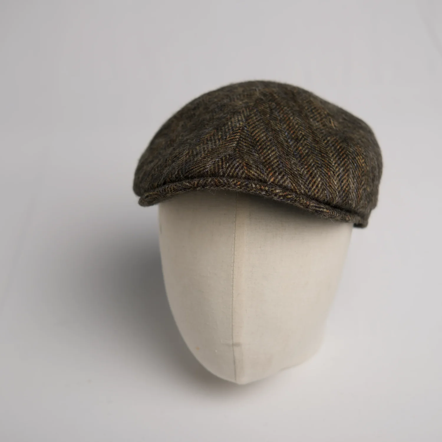 Flatcap 6 panneaux City Sport à motif chevrons, en brun, anthracite et subtiles nuances rouille et vertes, en laine Shetland, vue de côté.
