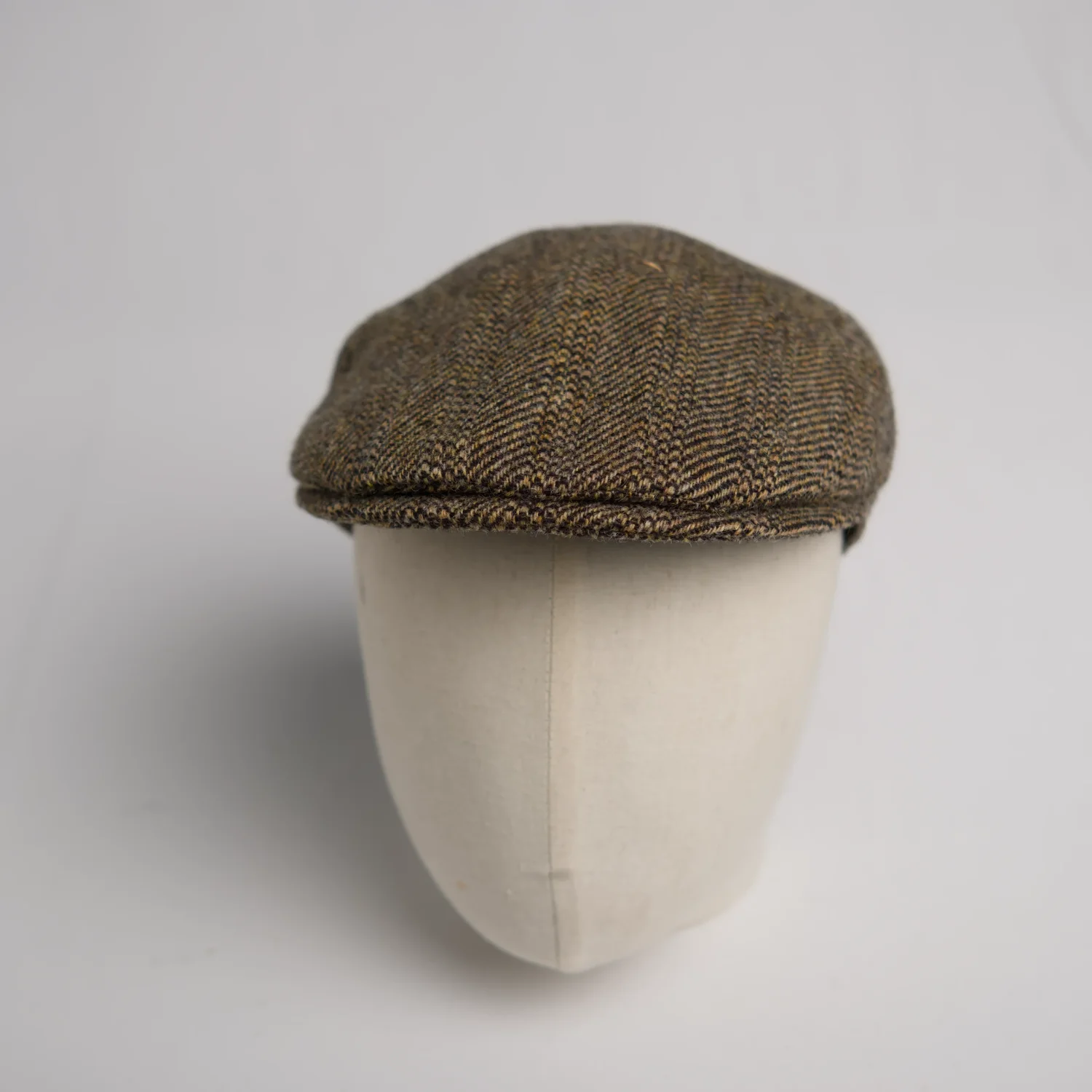 Flatcap City Sport, forme moderne, en pure laine vierge brune, vue de côté.