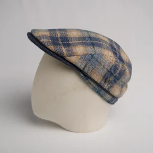 Flatcap modern City Sport, une variante moderne de la flat cap classique, à carreaux bleu et caramel avec visière bleue, thumbnail