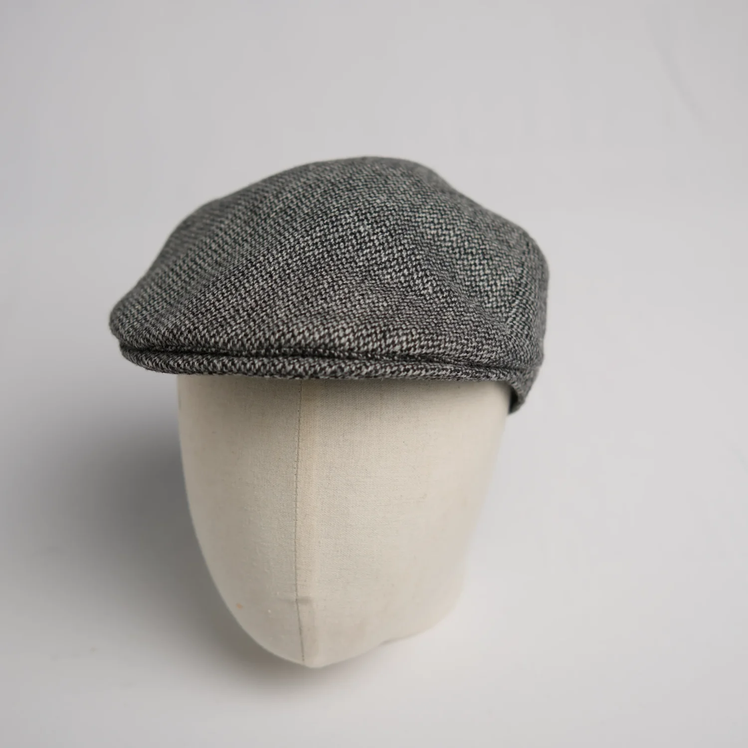 Flatcap City Sport, forme moderne, en pure laine vierge grise, vue de côté.