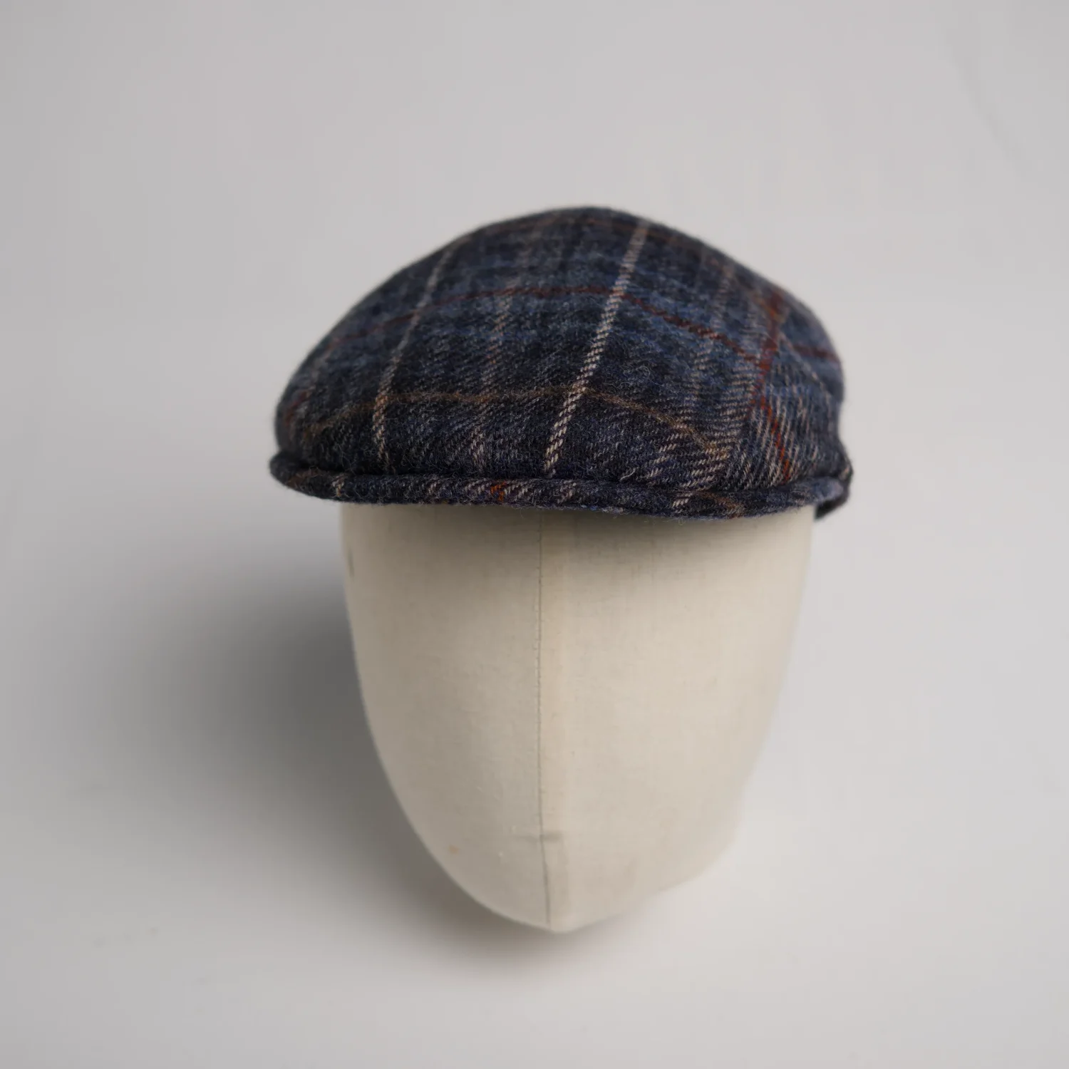 Ivy flatcap City Sport en tweed Donegal bleu à motif tartan, vue de côté.