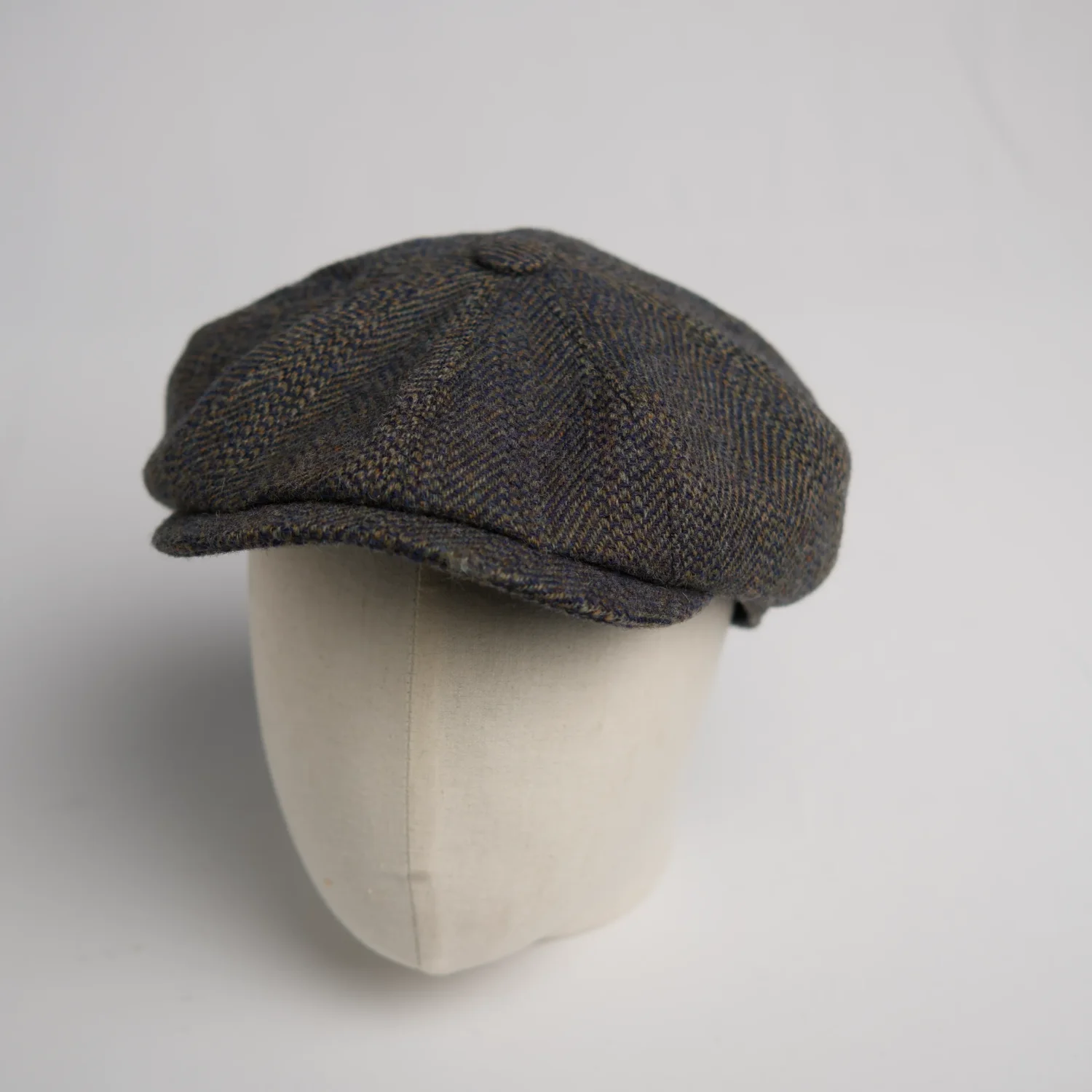 Casquette gavroche City Sport aux couleurs mêlées qui lui donnent un look vintage, vue de côté
