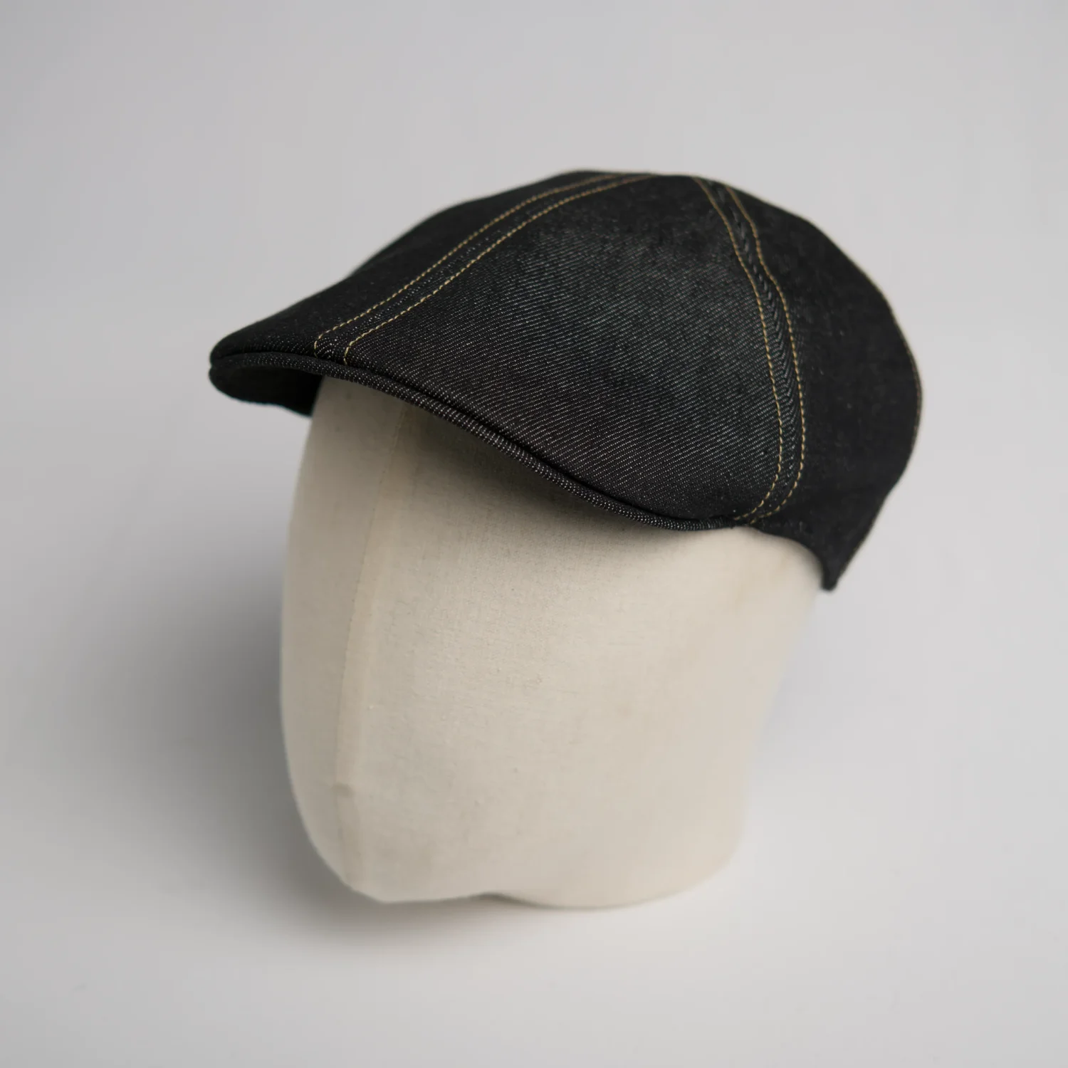 Flatcap 6 panneaux Gozer en denim épais, vue de côté.