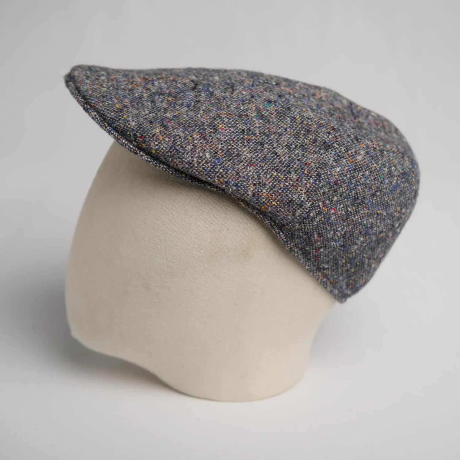 Flatcap Ascot Gozer en laine grise mouchetée, vue de côté
