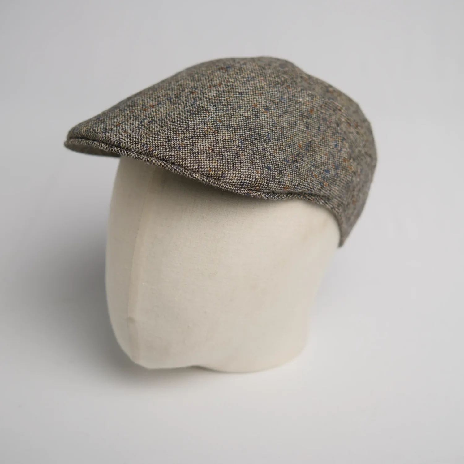 Flatcap Ascot Gozer en laine mouchetée couleur sable, vue de côté