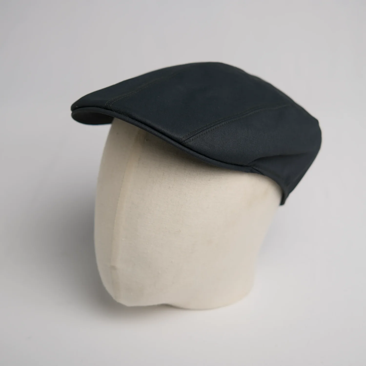 Ivy flat cap Gozer en coton ciré épais bleu pétrole, vue de côté