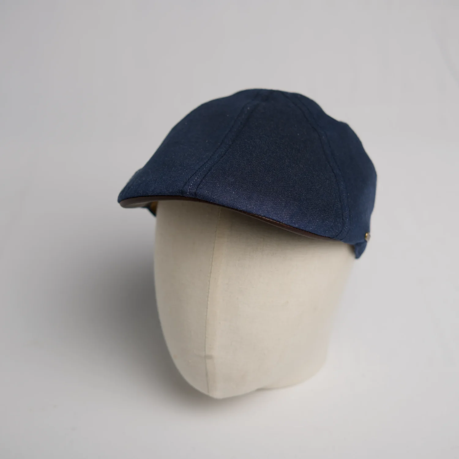 Flat cap 6 panneaux Stetson Texas en coton ciré bleu, vue de côté.