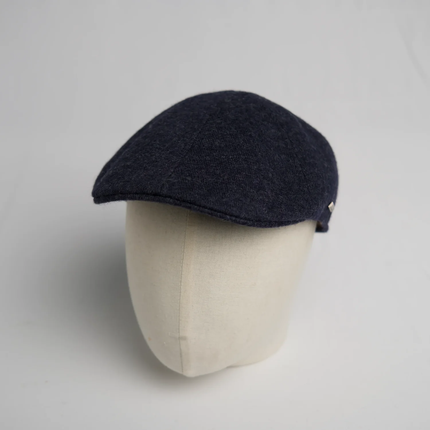 Flat cap 6 panneaux Stetson Texas en laine bleue, vue de côté.