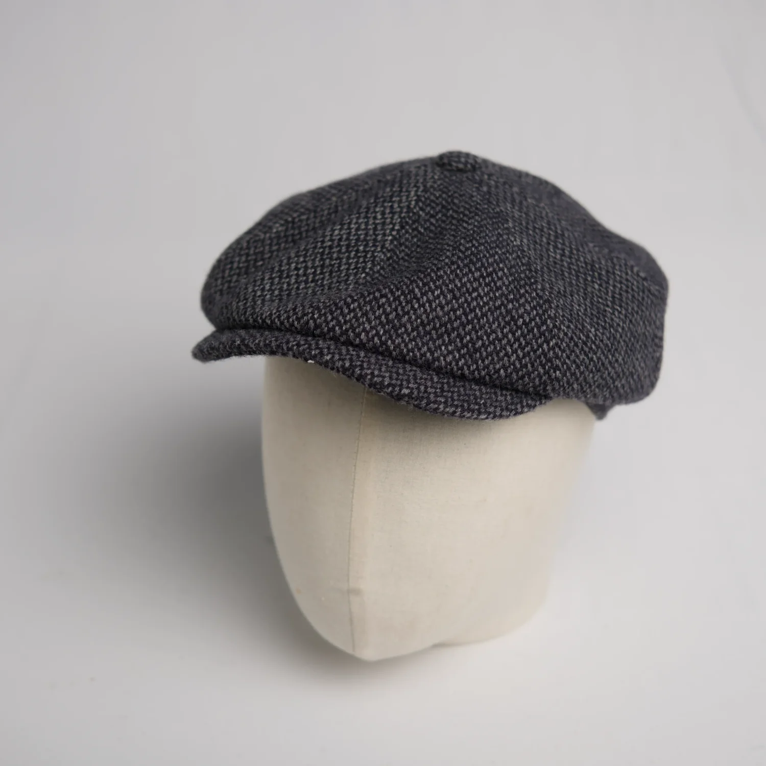Casquette gavroche Stetson Hatteras en laine vierge gris foncé à motif chevrons, vue de côté