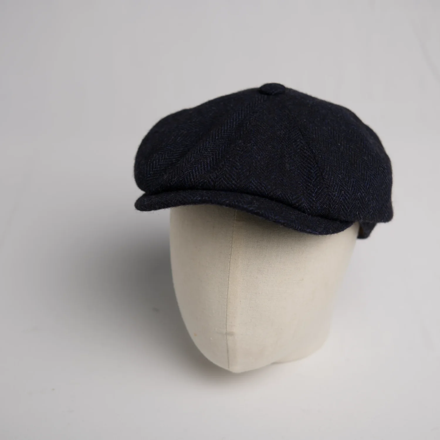 Casquette gavroche Stetson Hatteras en laine vierge marine à motif chevrons, vue de côté